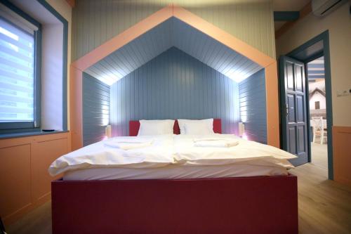 Ένα ή περισσότερα κρεβάτια σε δωμάτιο στο Lehel Vendégház