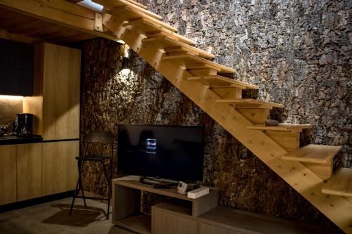 een houten trap in een kamer met een tv bij My Studio - La Magazie in Braşov