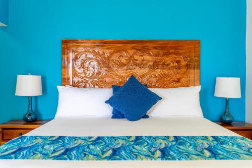 Una cama o camas en una habitación de The Westender Inn