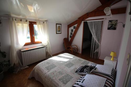 une chambre avec un lit et une fenêtre dans l'établissement la Chaumine aux étoiles, à Camurac