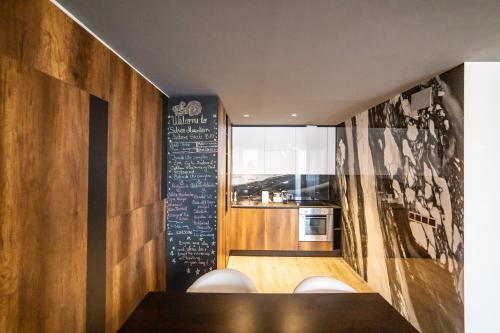 una cucina con tavolo e lavagna a muro di Silver Mountain Deluxe Suite B10 a Poiana Brasov