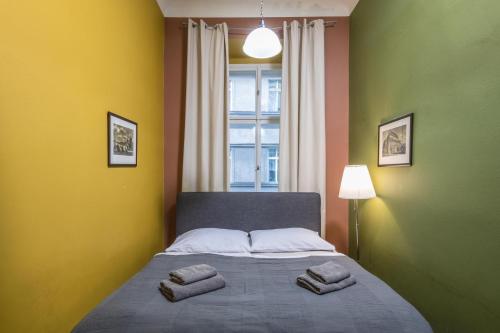 プラハにあるApartment U Jindrisske Vezeのベッドルーム1室(ベッド1台、タオル2枚付)