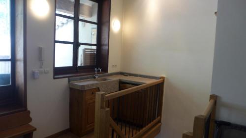 une salle de bain avec un lavabo et une fenêtre dans l'établissement Ferienhaus Le Château, à Armissan