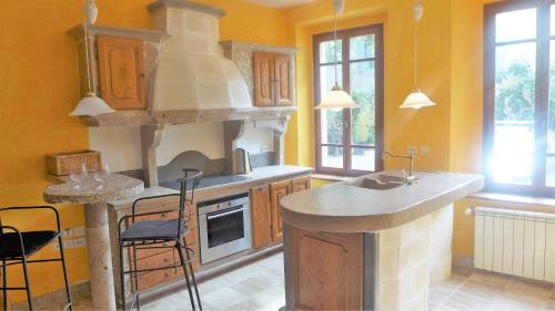 une cuisine avec un évier et une cuisinière four supérieur dans l'établissement Ferienhaus Le Château, à Armissan