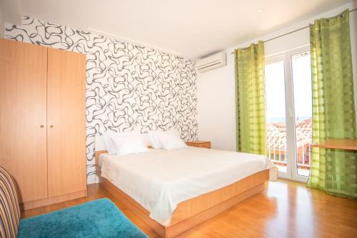 Un pat sau paturi într-o cameră la Apartments Anđelko - air condition