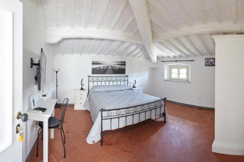 een slaapkamer met een bed in een witte kamer bij B&B Mi casa es tu casa in Quarrata