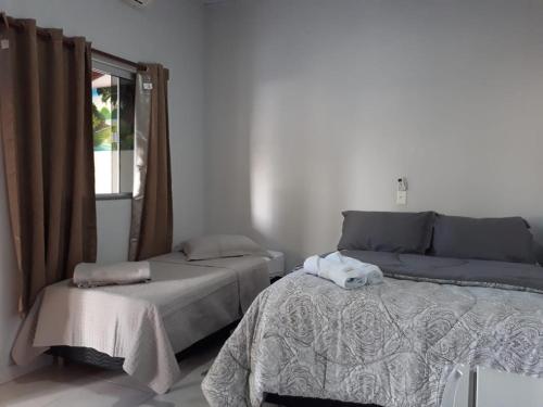 皮雷諾波利斯的住宿－Suites do Ratinho，一间卧室设有一张床和一个窗口