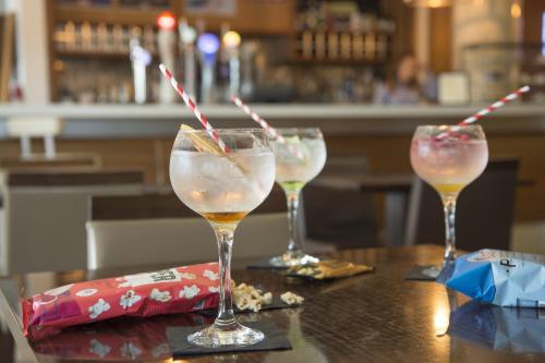 três copos de bebidas sentados numa mesa em Holiday Inn Express Sheffield City Centre, an IHG Hotel em Sheffield