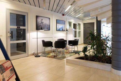 a salon with black chairs in a room at Hotell Vilja in Umeå