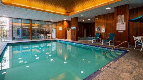 a large swimming pool in a hotel room at Best Western PLUS The Arden Park Hotel in Stratford