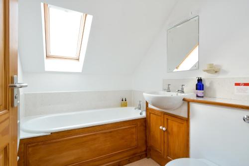 Ett badrum på Cardross Holiday Cottages