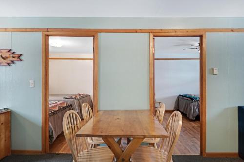 Foothills Lodge and Cabins – Photos 2