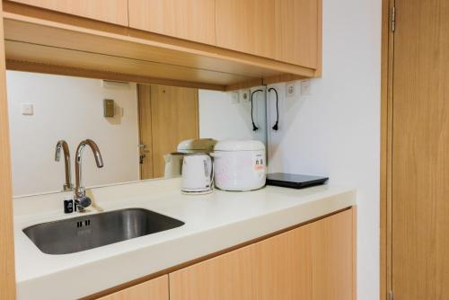 Kuchyň nebo kuchyňský kout v ubytování Cozy Studio Apartment at Tree Park City Cikokol By Travelio