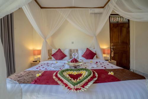 Een bed of bedden in een kamer bij Nick's Hidden Cottages by Mahaputra-CHSE Certified