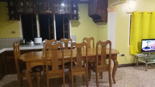 Televisyen dan/atau pusat hiburan di Xylla Guesthouse
