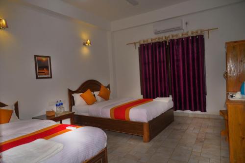 Cama o camas de una habitación en Hotel Chitwan Park Village