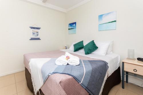 a bedroom with two beds with towels on it at ☆Airliedise☆NO hills☆5min walk 2 Port of Airlie/Ferry terminal☆WiFi☆Netflix in Airlie Beach