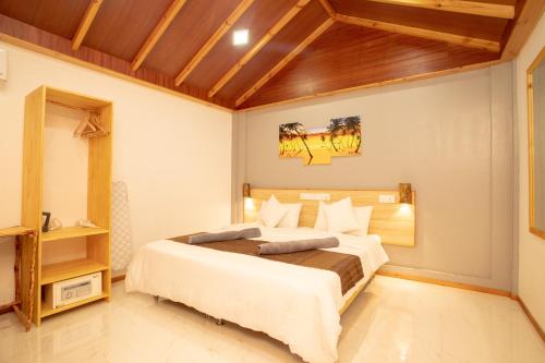 Tempat tidur dalam kamar di Old Town Inn Maldives