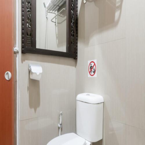 Vannituba majutusasutuses RedDoorz Syariah Plus near Trans Studio Cibubur
