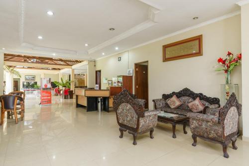 Ruang duduk di RedDoorz @ Jalan lintas Sumatera Lahat