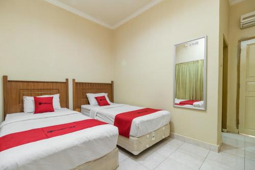 Katil atau katil-katil dalam bilik di RedDoorz @ Jalan lintas Sumatera Lahat