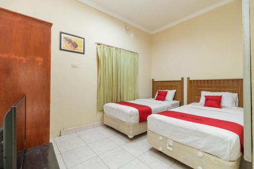 Katil atau katil-katil dalam bilik di RedDoorz @ Jalan lintas Sumatera Lahat