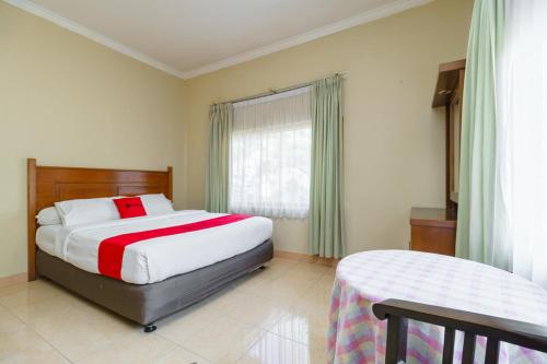 Katil atau katil-katil dalam bilik di RedDoorz @ Jalan lintas Sumatera Lahat
