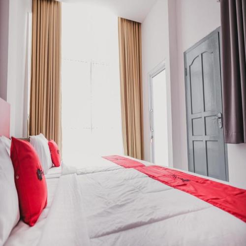 Ένα ή περισσότερα κρεβάτια σε δωμάτιο στο RedDoorz @ Jalan Sukabangun 2 Palembang