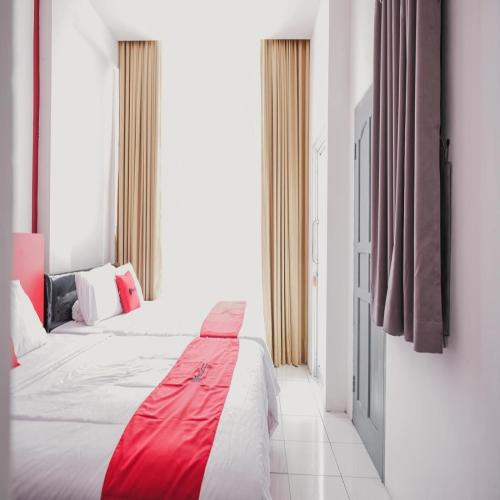 Ένα ή περισσότερα κρεβάτια σε δωμάτιο στο RedDoorz @ Jalan Sukabangun 2 Palembang