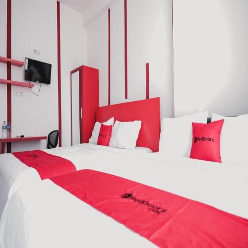 Ένα ή περισσότερα κρεβάτια σε δωμάτιο στο RedDoorz @ Jalan Sukabangun 2 Palembang