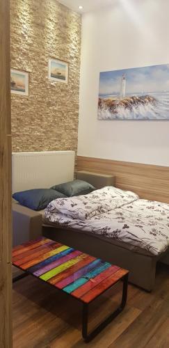 1 Schlafzimmer mit 2 Betten und einem farbenfrohen Teppich in der Unterkunft Zagreb center near main square in Zagreb