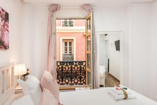 1 dormitorio con cama y espejo grande en Apartment Sol Gran Vía en Madrid