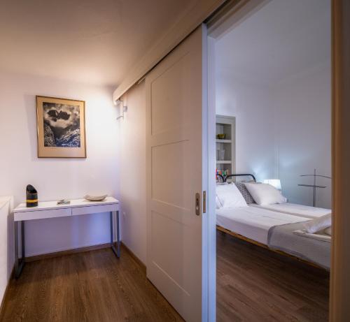 Giường trong phòng chung tại The ROOF - Flat Sea View in Aegina Town