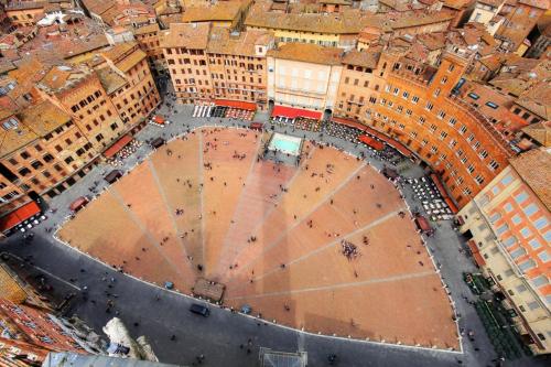 an aerial view of a large plaza in a city at Casa di Pierina in Poggibonsi