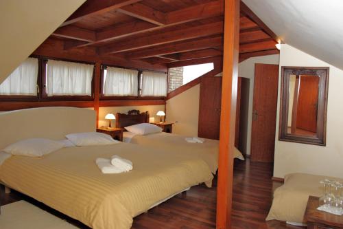 Giường trong phòng chung tại Mysaion Hotel