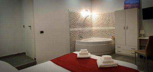ナポリにあるB＆B パラダイスのバスルーム(バスタブ、折りたたみ式タオル2枚付)