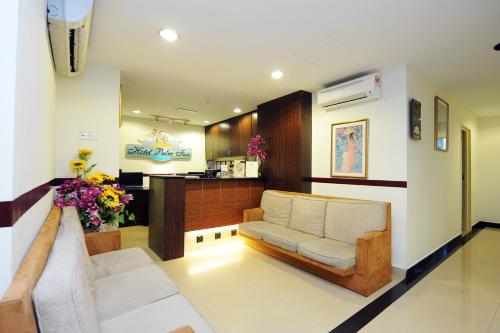 een woonkamer met een bank en een tafel bij Palm Inn Ampang Point in Ampang