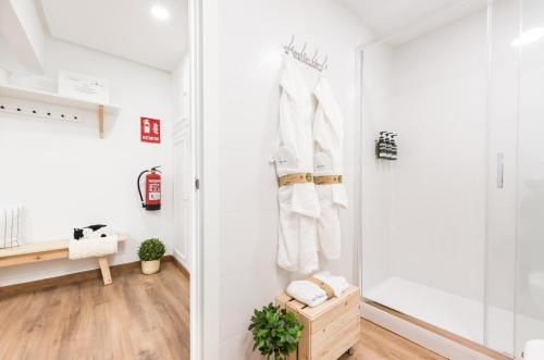 马德里Apartment Sol Gran Vía的一间白色墙壁带淋浴的浴室