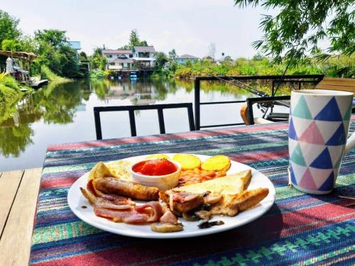 Makanan di atau berdekatan rumah tamu ini