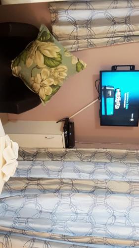TV a/nebo společenská místnost v ubytování RJs Guesthouse