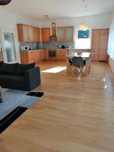 a living room with a table and a kitchen at Ferienwohnung Semler in Puchberg am Schneeberg