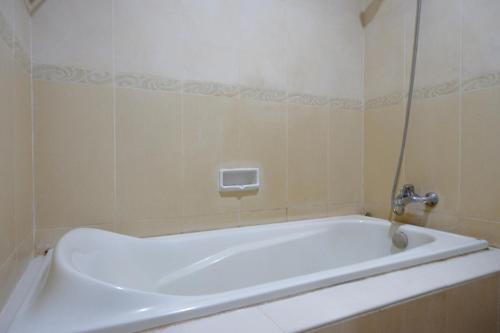 Ванна кімната в RedDoorz near Monumen Habibi Ainun