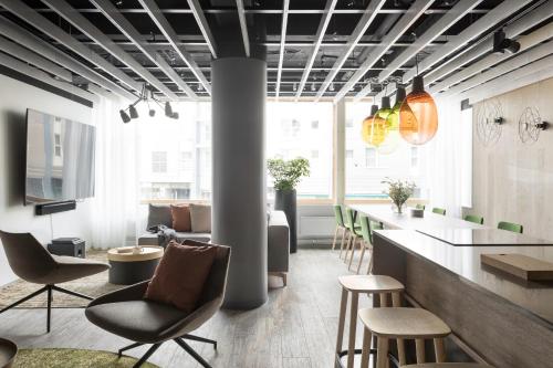 a room with chairs and a counter and a table at Noli Sörnäinen in Helsinki