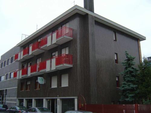 un edificio con balcones rojos en su lateral en Residence Viserba, en Milán