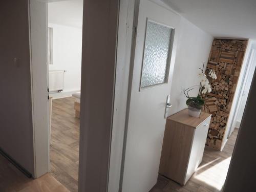 a hallway with a white door and a room at KLEIN - Ferienhaus Thüringen Erfurt Apfelstädt Drei Gleichen in Apfelstädt