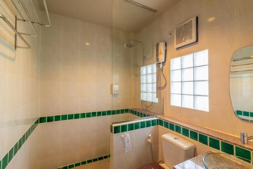 een badkamer met een toilet en een wastafel bij Medio De Pai in Pai