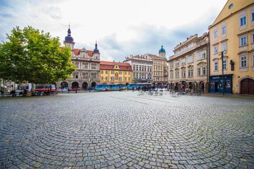Nespecifikovaný výhled na destinaci Praha nebo výhled na město při pohledu z apartmánu
