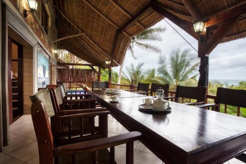 a dining room with a long table and chairs at Vila Do Paraiso in Vilanculos