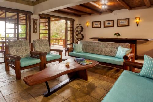 a living room with couches and a table at Vila Do Paraiso in Vilanculos