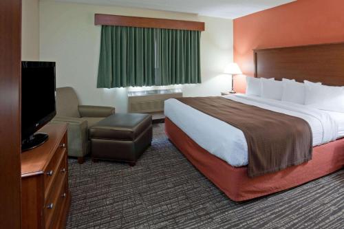 Ένα ή περισσότερα κρεβάτια σε δωμάτιο στο AmericInn by Wyndham Alexandria